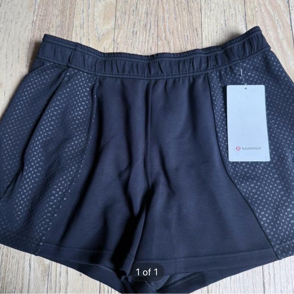 lululemon athletica Women's Embossed Panel High Rise Shorts NWT - size L